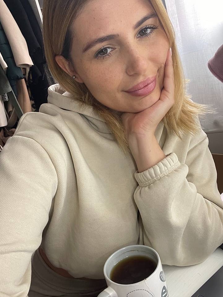 Selfie acogedor con café y sudadera beige