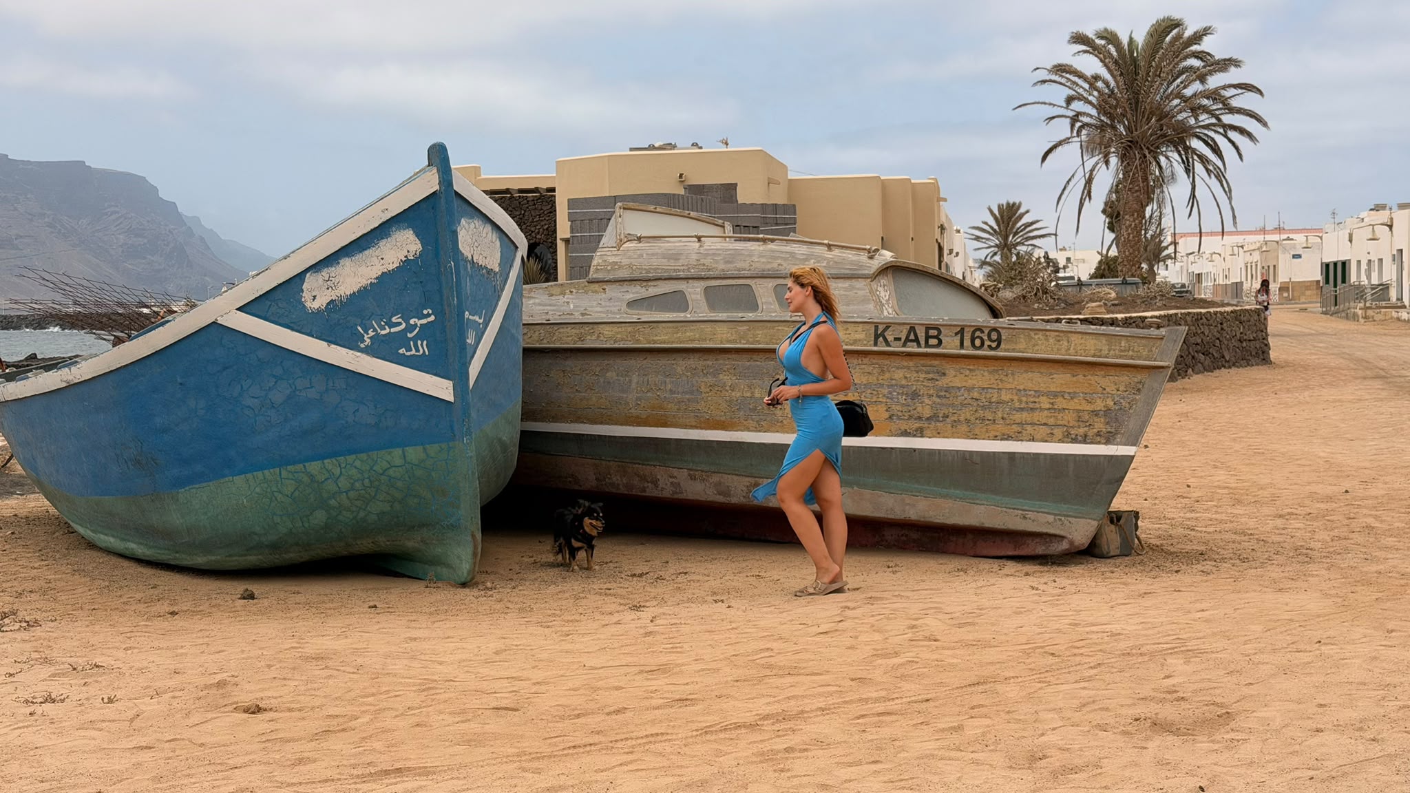 Junto a las barcas de pesca varadas en la arena de Caleta del Sebo