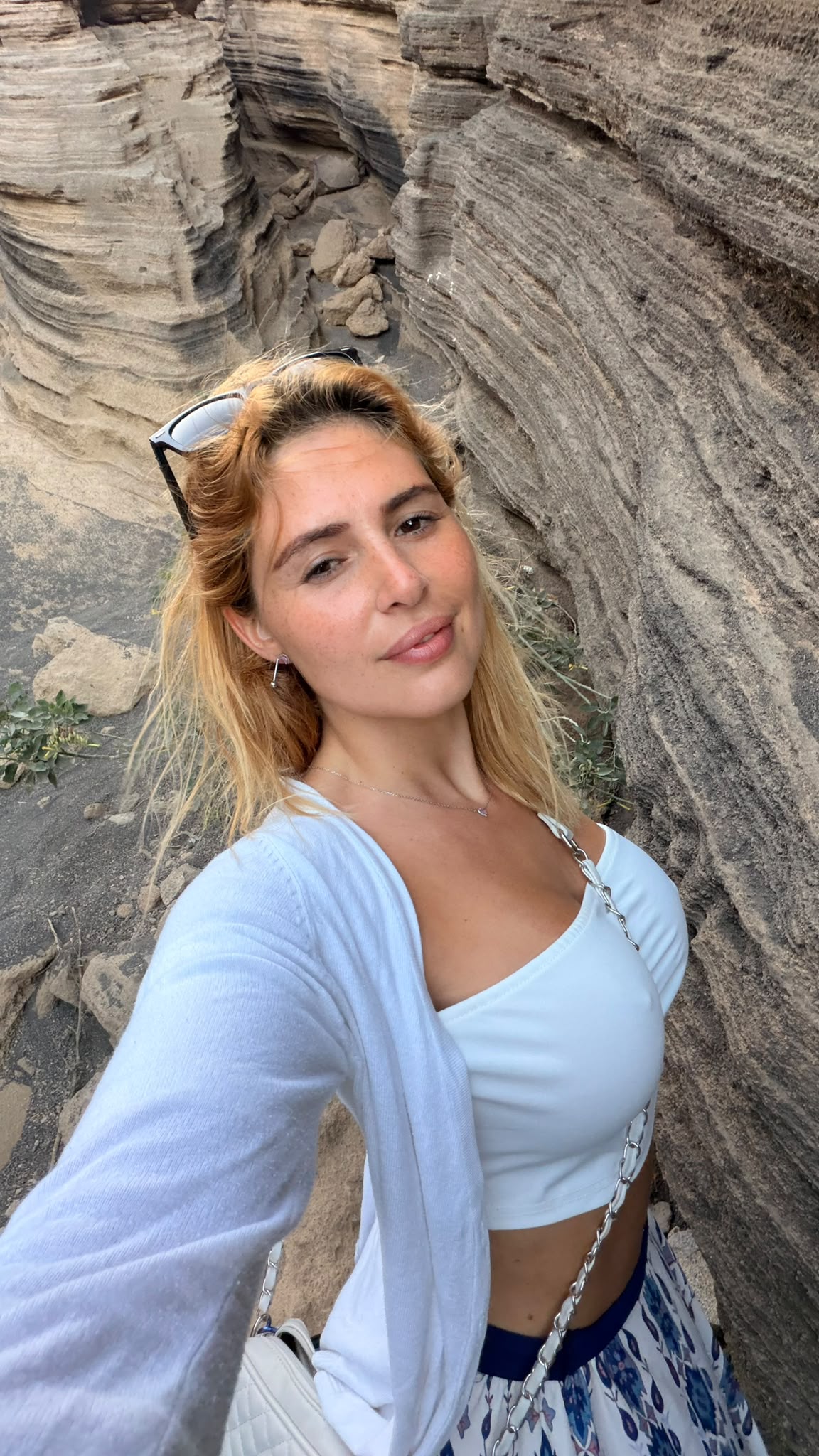 Selfie dentro del desfiladero apoyada en las paredes de roca estratificada