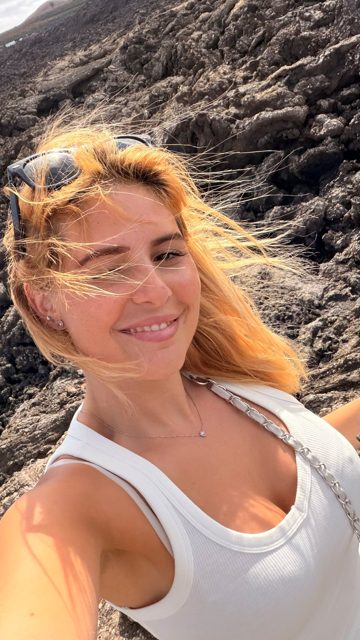 Selfie con el pelo al viento sobre la lava oscura