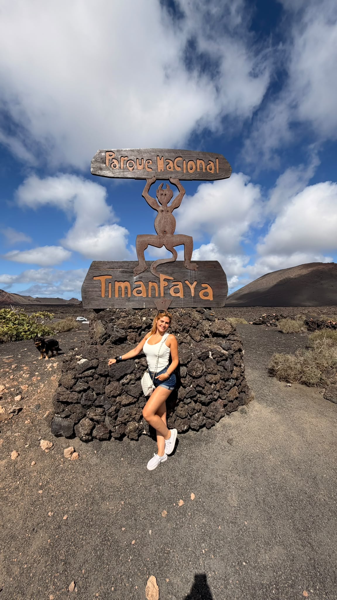 Junto al cartel del Parque Nacional de Timanfaya