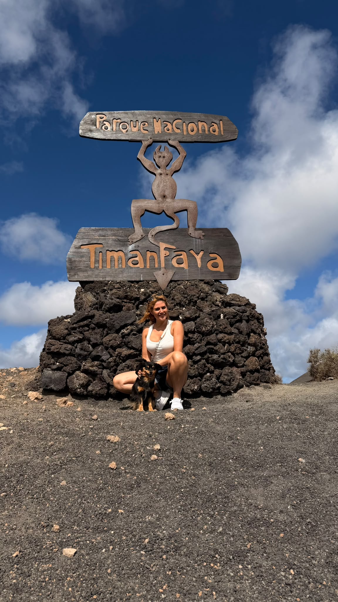 Con el perrito frente al cartel de Timanfaya